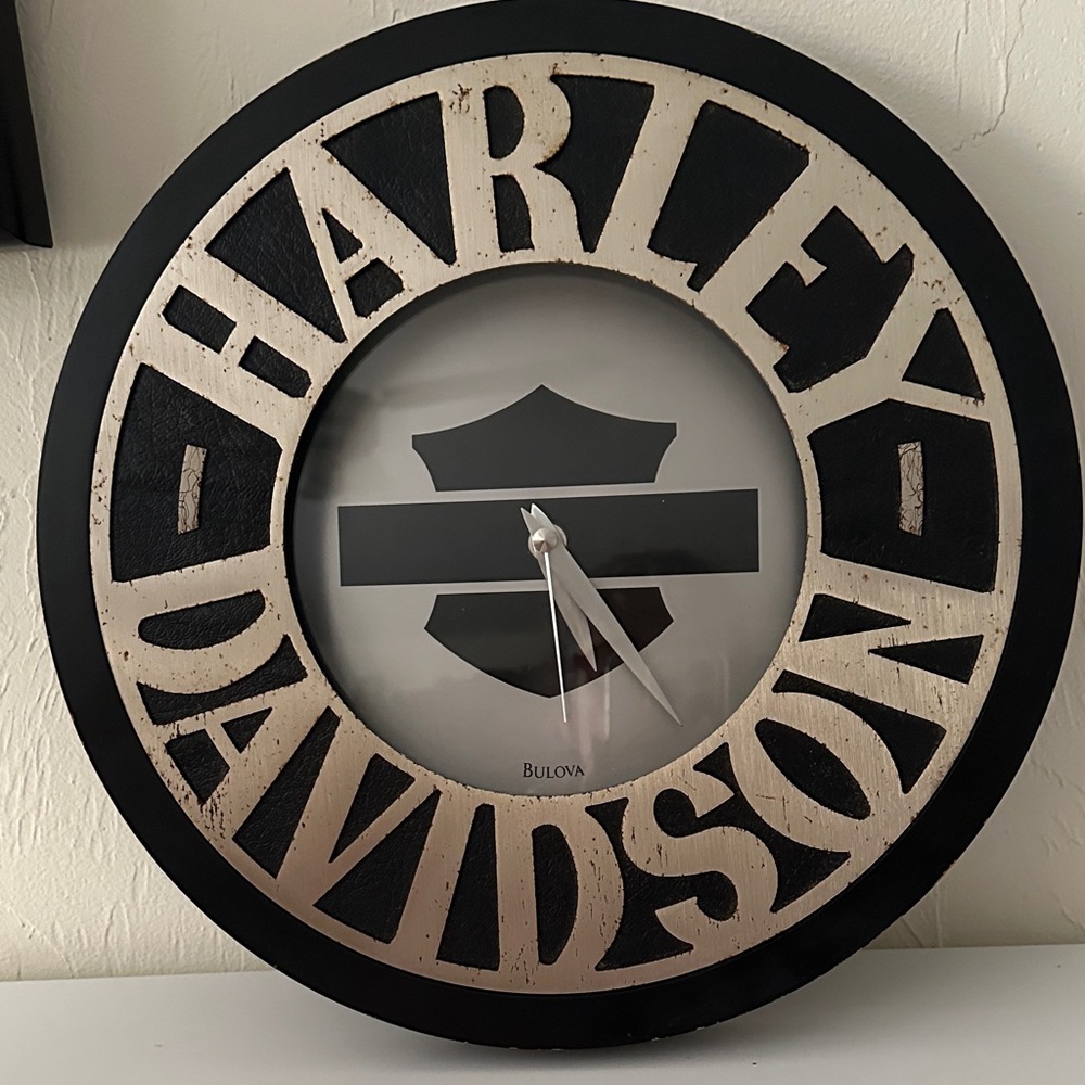 Harley-Davidson Vintage 2001 Black and Silver Wall Clock